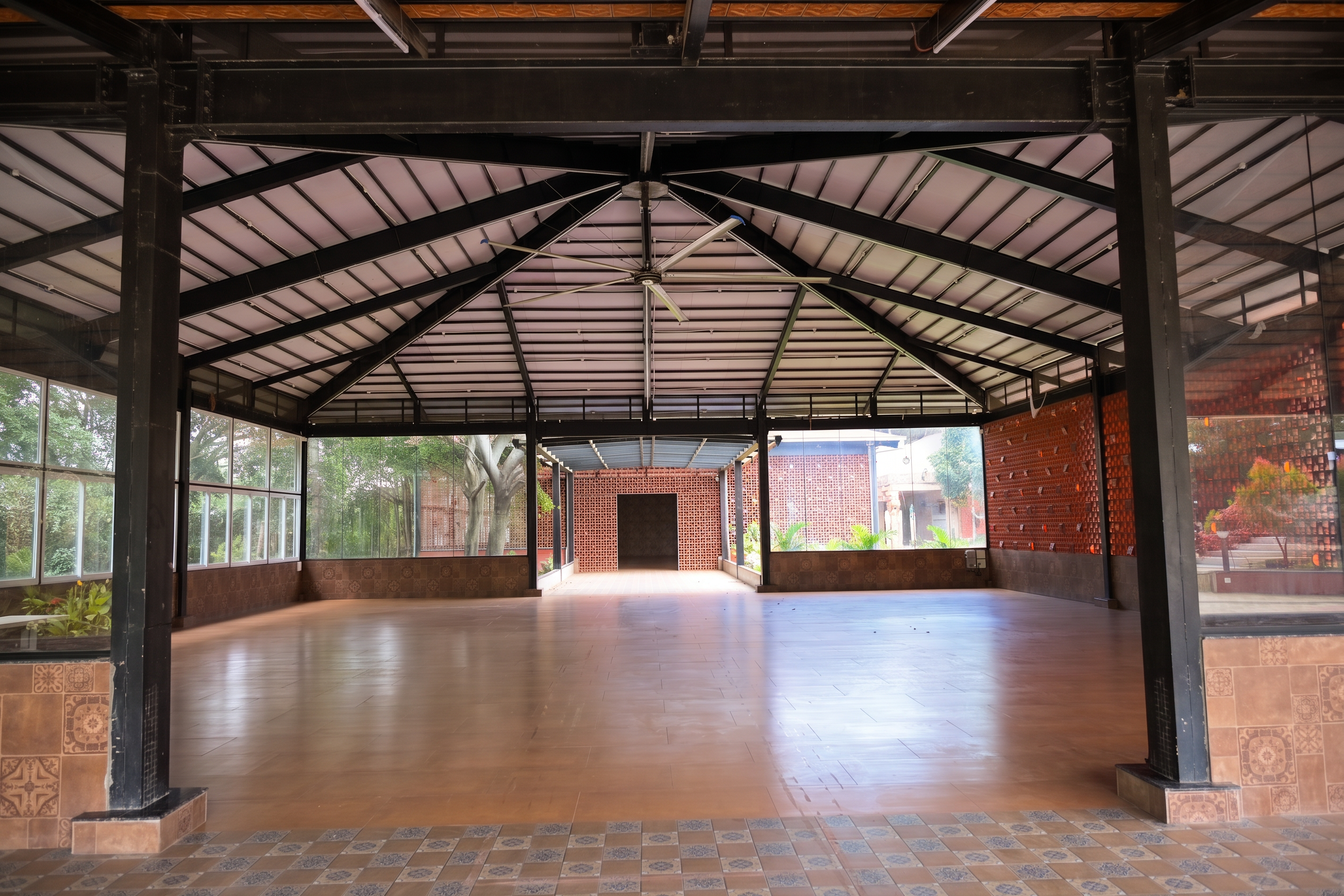 Column-free open-air pavilion hall with steel framing